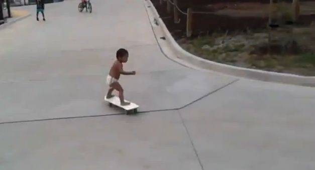 Video: 2-ročné dieťa ukazuje svoje neskutočné schopnosti na skateboarde